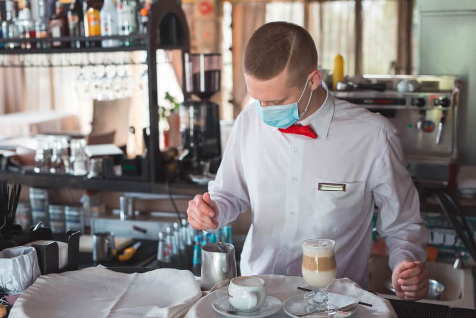 barista con cubrebocas barista con cubrebocas