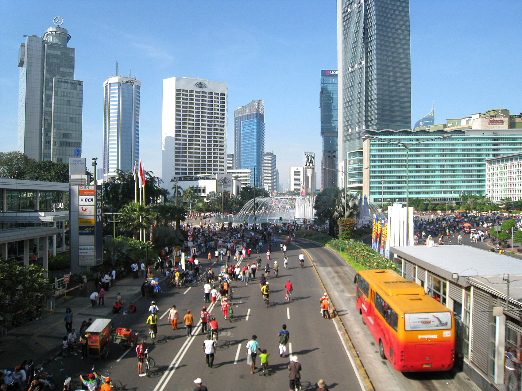 <p>Pedestrians enjoy Jakarta's streets during Car Free Day. Photo by Gunawan Kartapranata/Wikimedia Commons.</p>