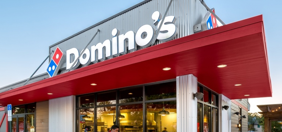 Domino's expands contactless services with carside delivery | Restaurant Dive