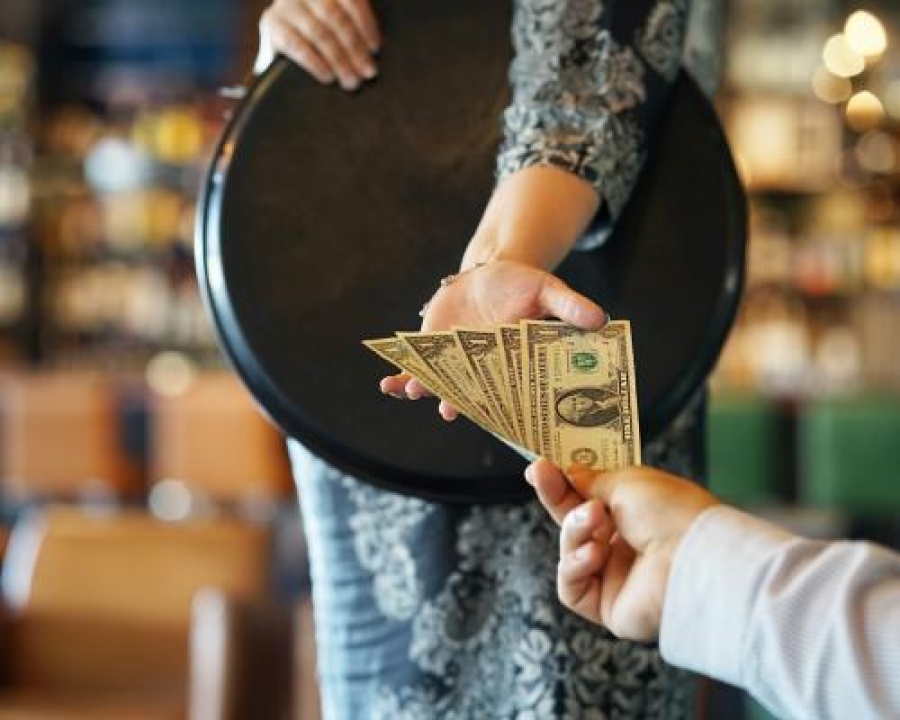 5 REASONS HOSPITALITY EMPLOYERS SHOULD CONSIDER DIGITAL TIP PAYMENTS